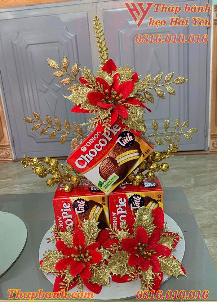 Mẫu tháp bánh kẹo Chocopie tài lộc đặt tại bàn thờ tổ tiên