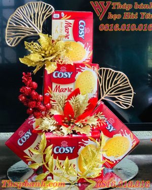 Mẫu tháp bánh kẹo Cosy đặt tại bàn thờ tổ tiên