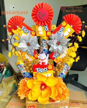 Tháp nước ngọt và bánh tài lộc