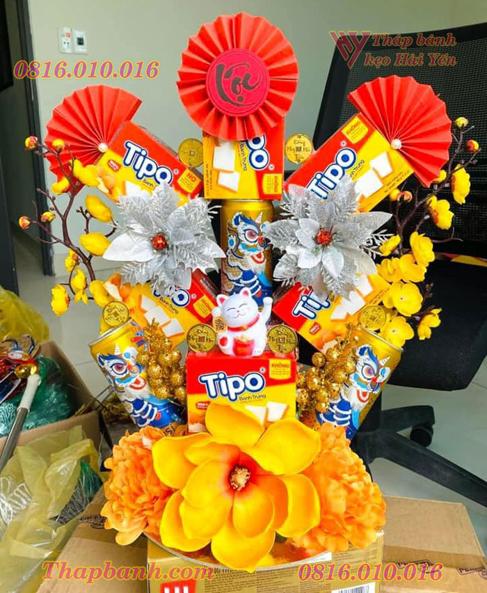 Tháp nước ngọt và bánh tài lộc