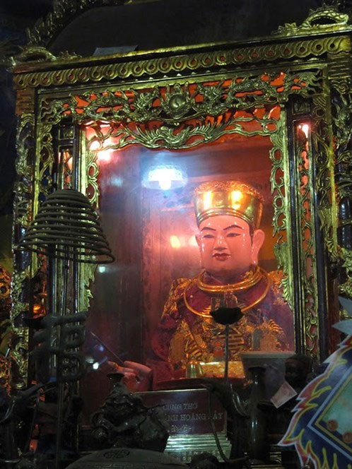 Ông Hoàng Bảy mặc áo màu gì?